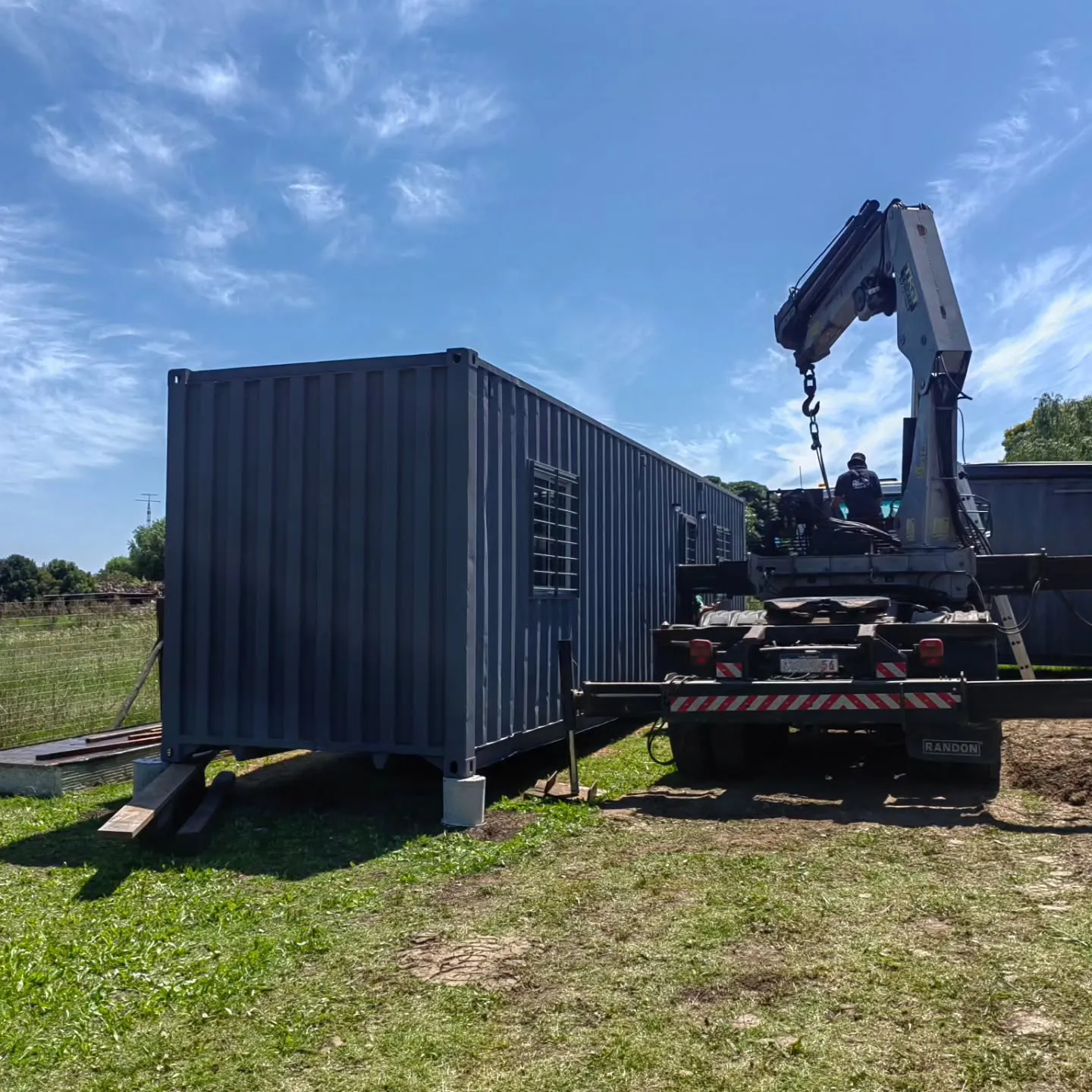 Equipo de CA Containers UY trabajando en la fabricación de viviendas y oficinas con contenedores marítimos