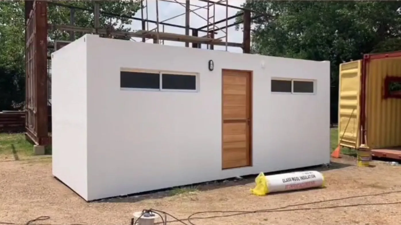 Vestuario modular en contenedor para obras y empresas en Uruguay